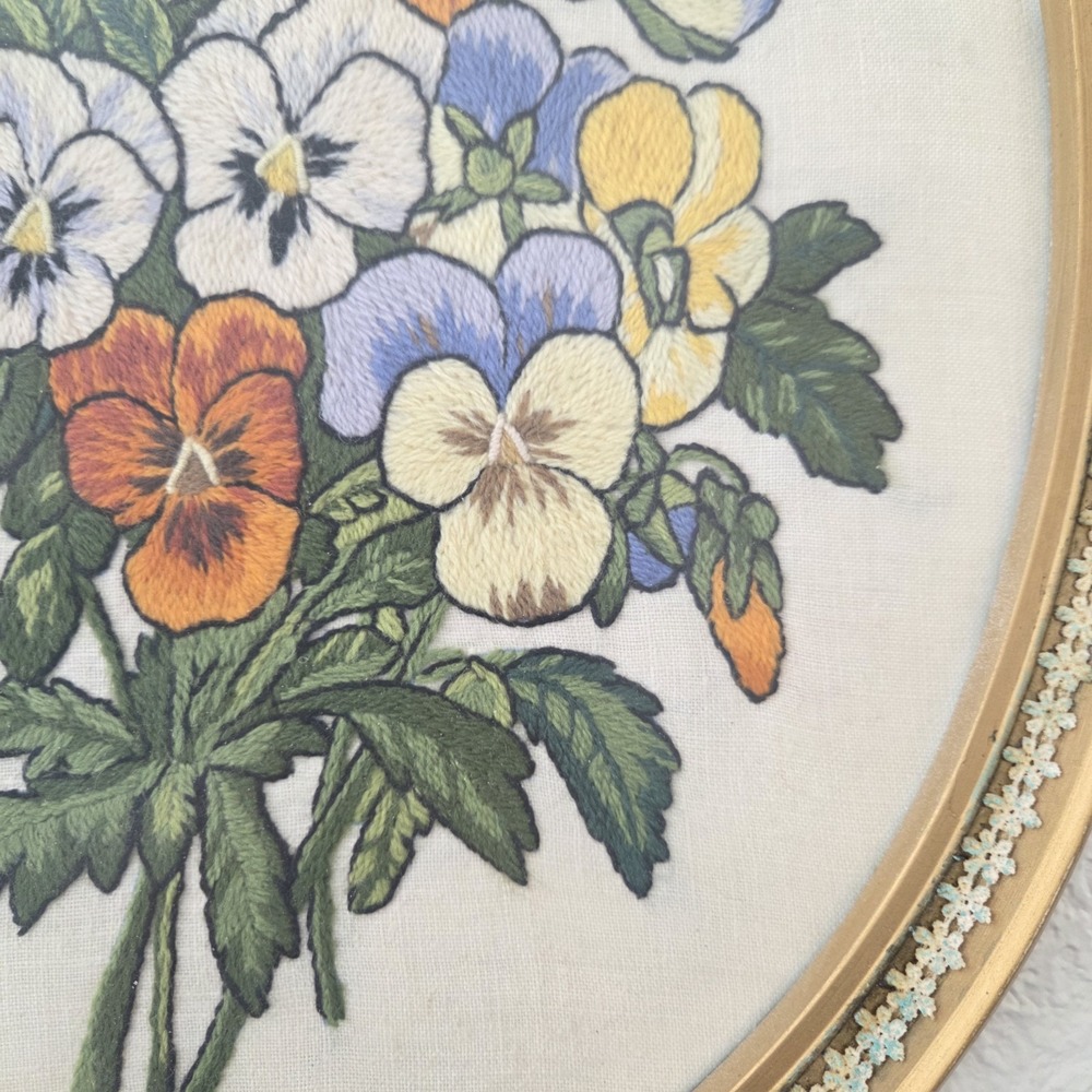 Vintage Oval Framed Floral Pansies Needlepoint Wall Hanging Cottagecore - Picture 5 of 10